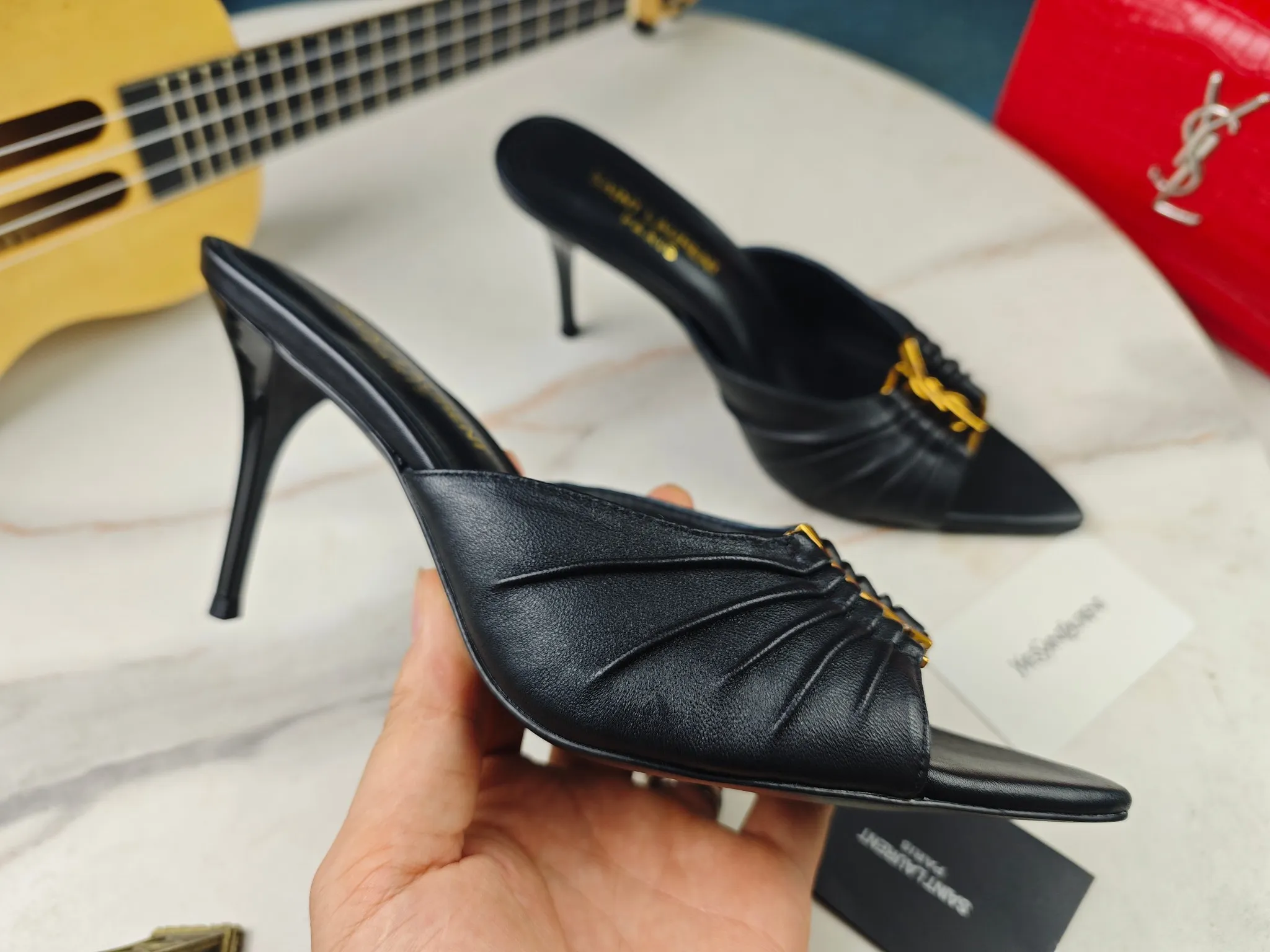 👟👟Ex-factory price 520👟👟 【Saint Laurent】Yves Saint Laurent, stiletto heel YSL sandals💃2024 early autumn counter synchronized with the latest styles, YSL, decoration👠 Classic and high-quality glamorous masterpieces, the hottest spring and summer series in the counter, with temperament, fashion, classic and attractive design style 😌The on-foot effect is particularly beautiful〰️, the material is imported from Italy, small black cow, imported black patent leather, lining, and foot pads; sheepskin, heel height, stiletto 9cm, size 35-41 (34.41.42 must be customized, non-returnable) outsole; imported genuine leather outsole, complete with counter packaging
